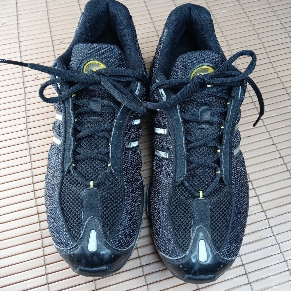 Adidas art 538816 men's sz 10 black low top athletic shoe. 173pm